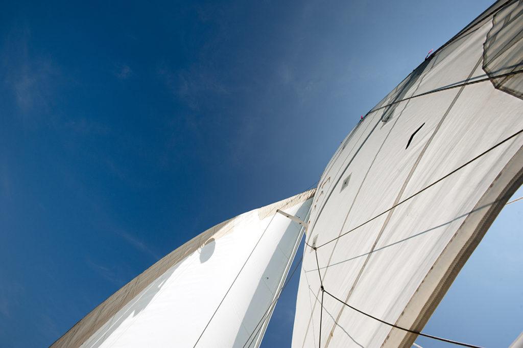 Passionné de bateaux depuis toujours, M. Clark est fabricant de voiles depuis trois décennies : il propose des voiles de qualité faites main pour la communauté des plaisanciers de Kingston depuis 1988.