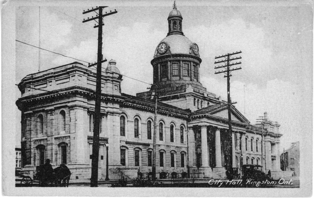 Au-delà des rues animées et des façades modernes de Kingston, de nombreux bâtiments cachent des histoires qui remontent au XIXe siècle. Partons à la découverte des bâtiments historiques de Kingston